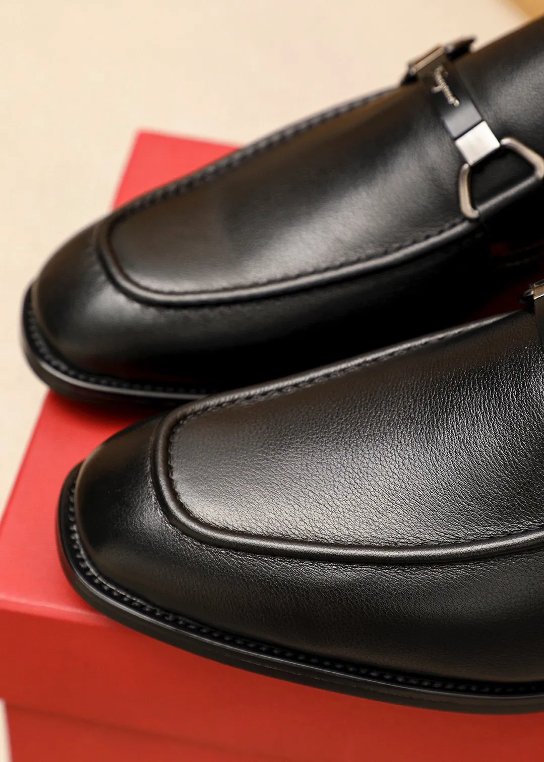 Men's shoes💰460💰 Product trademark: Ferragamo "Ferragamo" casual leather shoes Regular size: 38-44 (45🉑️customized) Product materials: Selected imported first-layer calfskin upper + luxury hardware buckle, imported water-dyed cow leather lining. Strong three-dimensional visual effect, original outsole Color: 3⃣️colors available